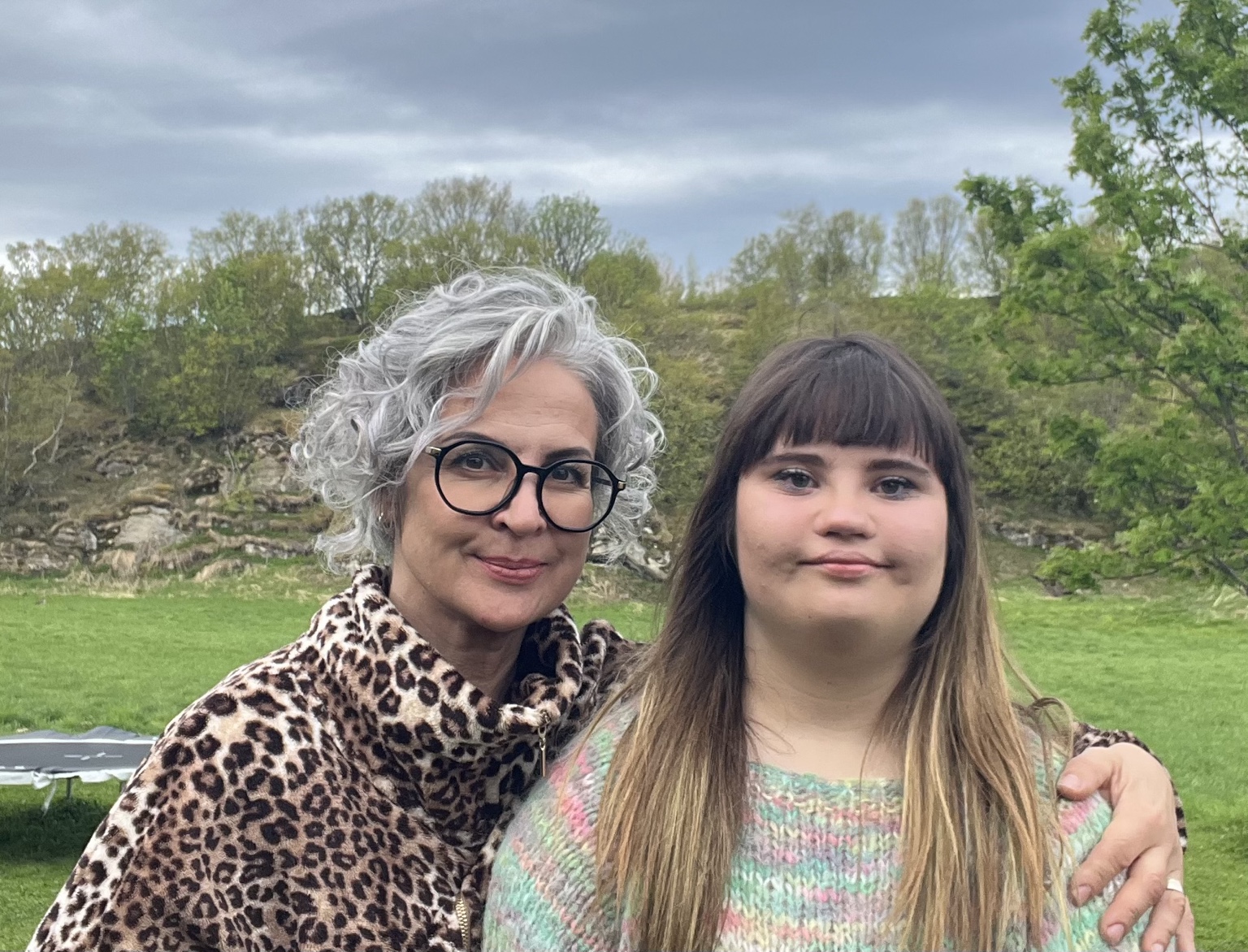 Agrita Ozola og datteren Arta sammen ute i naturen